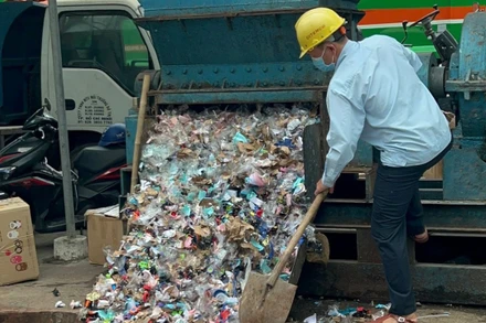 Lực lượng chức năng kiểm tra, giám sát hàng hóa bị tiêu hủy. (Ảnh: Cục Quản lý thị trường Thành phố Hồ Chí Minh)