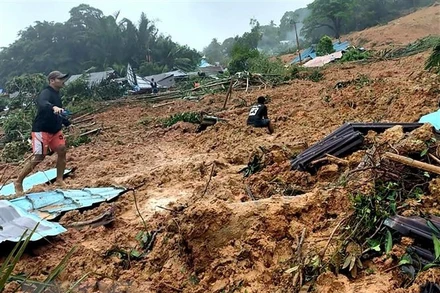 Hiện trường vụ lở đất ở làng Pangkalan, huyện Natuna, tỉnh Riau (Indonesia) ngày 9/3/2023. (Ảnh: THX/TTXVN)