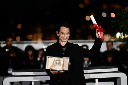 Đạo diễn Trần Anh Hùng đoạt giải Đạo diễn xuất sắc nhất cho bộ phim "La Passion de Dodin Bouffant" tại lễ bế mạc Liên hoan phim Cannes lần thứ 76 ở Pháp, tối 27/5/2023. (Ảnh: AFP/TTXVN)