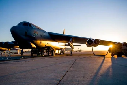 Các phi công tiến hành kiểm tra trước chuyến bay trên một chiếc B-52H Stratofortress được chỉ định thử nghiệm. (Ảnh: airforcetimes.com)