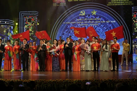 “Mãi mãi niềm tin theo Đảng” là chương trình nghệ thuật được dàn dựng quy mô, trang trọng.