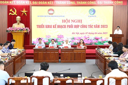 Các đồng chí lãnh đạo Đảng, Nhà nước và các cơ quan liên quan chủ trì Hội nghị.