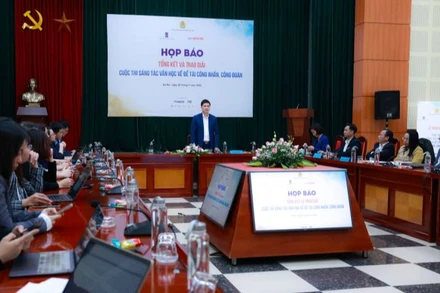 Toàn cảnh họp báo.