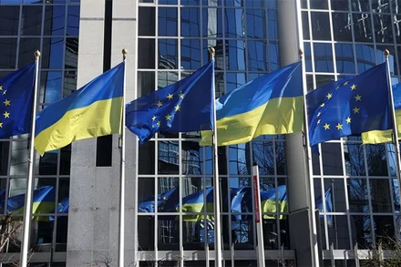 Cờ của EU và Ukraine bên ngoài trụ sở Nghị viện EU tại Brussels, Bỉ, ngày 28/2/2022. Ảnh: Reuters