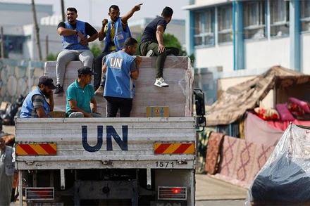 Nhân viên của Liên hợp quốc phát viện trợ cho người Palestine tại phía nam Dải Gaza, ngày 23/10/2023. Ảnh: Reuters