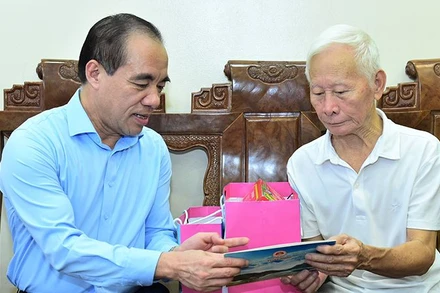 Đồng chí Chẩu Văn Lâm, Bí thư Tỉnh ủy Tuyên Quang tặng quà bệnh binh Phan Văn Quán tổ 7, phường Tân Quang, thành phố Tuyên Quang.