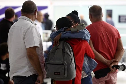 Những công dân đầu tiên được sơ tán khỏi Niger đã tới sân bay Paris Charles de Gaulle, Pháp, ngày 2/8/2023. (Ảnh: Reuters)