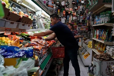 Mua sắm tại siêu thị El Progreso ở Washington, D.C., Mỹ. (Ảnh: Reuters)