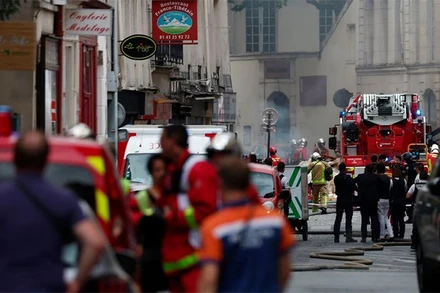 Khoảng 70 xe chữa cháy và hơn 300 lính cứu hỏa đã được huy động tới hiện trường. (Ảnh: Reuters)