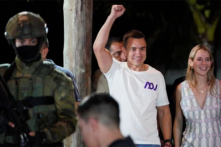 Ông Daniel Noboa và vợ sau khi ông giành chiến thắng trong cuộc bầu cử tổng thống vòng 2, ngày 15/10/2023. (Ảnh: Reuters)