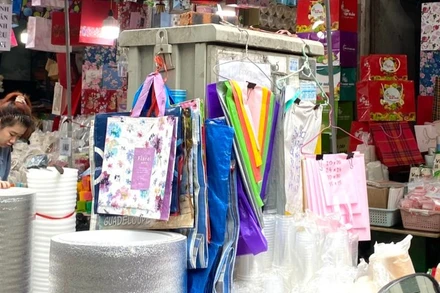 Vô số mặt hàng, sản phẩm được treo lên tủ điện. Ảnh: Thu Hòa