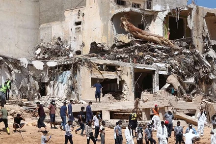 Công tác tìm kiếm và cứu nạn sau trận lũ lụt tại thành phố Derna, Libya, ngày 16/9/2023. (Ảnh: Reuters)