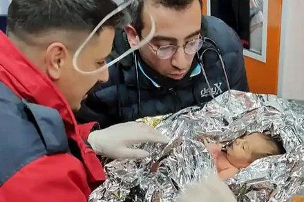 Những người sống sót kỳ diệu sau 100 giờ bị mắc kẹt do động đất