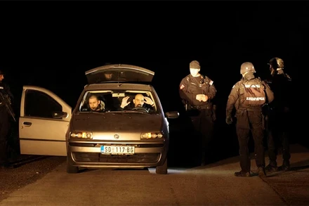 Cảnh sát vũ trang hạng nặng đã thiết lập một trạm kiểm soát ở làng Dubona. (Ảnh: Reuters)