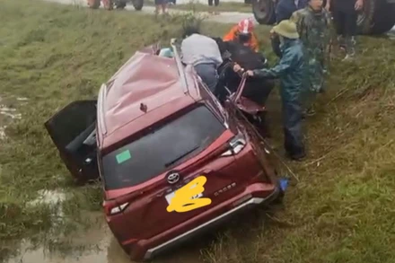 Người dân địa phương khẩn trương cứu hộ, đưa các nạn nhân đi cấp cứu tại các cơ sở y tế trên địa bàn.