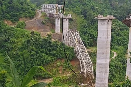 Hiện trường vụ sập cầu đường sắt tại bang Mizoram, Ấn Độ, ngày 23/8/2023. (Ảnh: CNN)