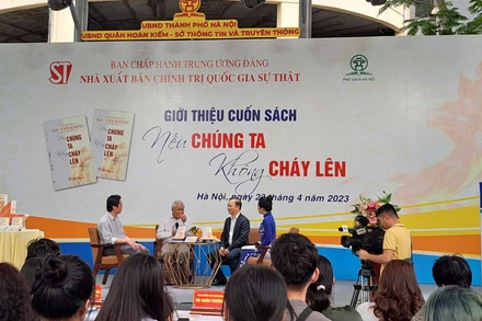 Quang cảnh buổi giới thiệu sách.