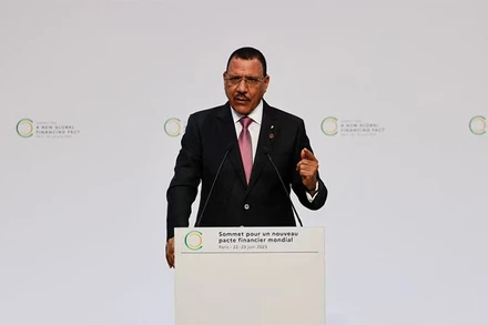 Tổng thống Niger Mohamed Bazoum phát biểu tại Hội nghị thượng đỉnh Tài chính toàn cầu mới, diễn ra ở Paris, ngày 22/6/2023. (Ảnh: Reuters)