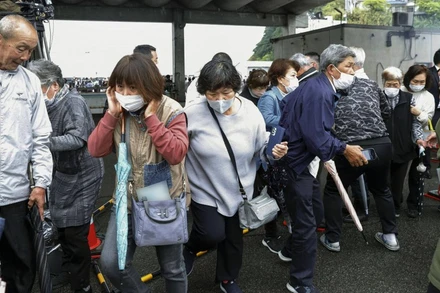 Người dân thoát khỏi hiện trường sau vụ nổ ở Wakayama. (Ảnh: Kyodo)