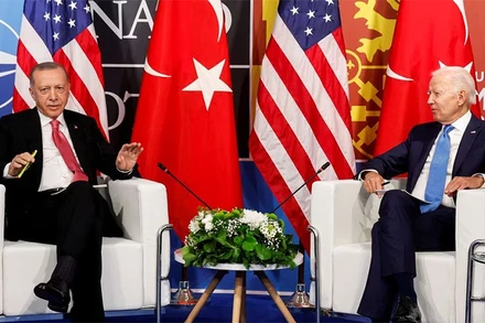 Tổng thống Mỹ Joe Biden gặp người đồng cấp Thổ Nhĩ Kỳ Recep Tayyip Erdogan trong Hội nghị cấp cao NATO tại Madrid, Tây Ban Nha, ngày 29/6/2022. (Ảnh: Reuters)
