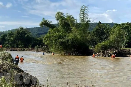 Chính quyền địa phương huy động dân quân tự vệ, công an và nhân dân tìm kiếm nhưng đến 17 giờ ngày 1/10 vẫn chưa được tìm thấy nạn nhân. (Ảnh: TTXVN) 