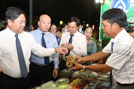 Người dân và du khách tham quan, thưởng lãm các sản phẩm trưng bày, quảng bá tại Hội chợ.