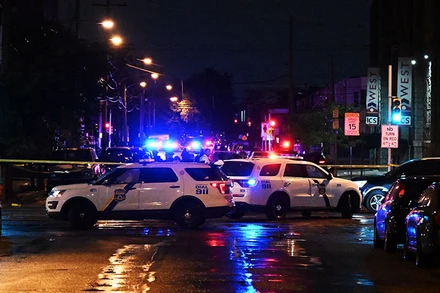 Xe của cảnh sát tại hiện trường vụ xả súng tại bang Philadelphia, ngày 3/7/2023. (Ảnh: CNN)