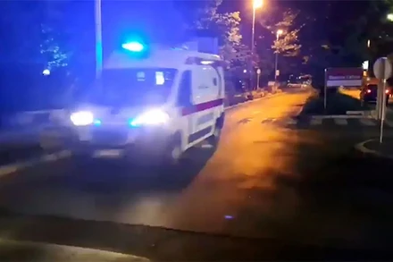 Xe cứu thương được huy động để ứng phó vụ nổ súng gần Mladenovac, Serbia, ngày 4/5/2023. (Ảnh: CNN)