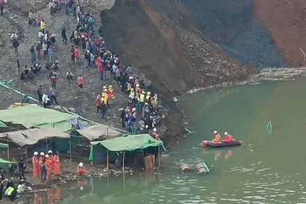 Hoạt động cứu nạn sau khi xảy ra sạt lở tại mỏ ngọc bích ở Hpakant, bang Kachin, Myanmar, ngày 22/12/2021. (Ảnh: Reuters)