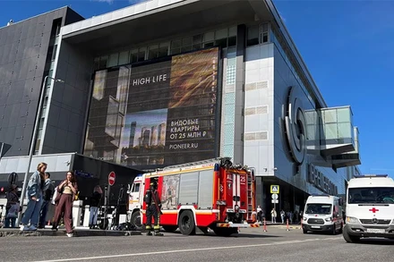 Xe cấp cứu đỗ bên ngoài trung tâm thương mại Vremena Goda (The Seasons) sau vụ vỡ đường ống nước nóng, ngày 22/7/2023. (Ảnh: Reuters)