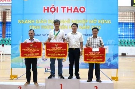 Ban Tổ chức trao giải Nhất, Nhì, Ba toàn đoàn cho các đơn vị đoạt giải.