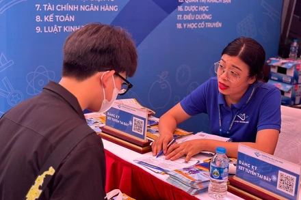Trường đại học Hòa Bình tư vấn thí sinh đăng ký xét tuyển.