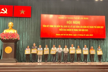 Khen thưởng các đơn vị thực hiện tốt công tác kiểm tra, giám sát năm 2022.