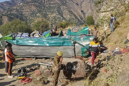 Hiện trường vụ tai nạn xe khách tại khu vực Kashmir của Ấn Độ ngày 15/11/2023. (Ảnh: AFP/TTXVN)