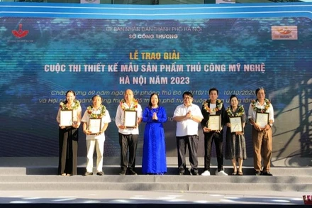 Lãnh đạo Sở Công thương Hà Nội trao giải cho các tác giả đoạt giải Nhất. 