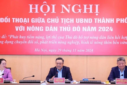 Chủ tịch thành phố Hà Nội chủ trì buổi đối thoại. 