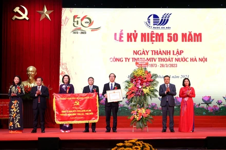 Lãnh đạo Thành ủy, Ủy ban nhân dân Thành phố Hà Nội tặng bức trướng và Bằng khen cho Công ty TNHH Một thành viên Thoát nước Hà Nội . 