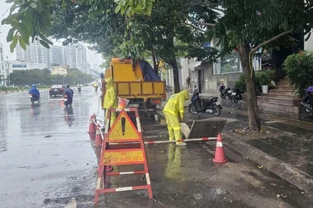 Công nhân Công ty Thoát nước ứng trực xử lý sự cố úng ngập. 