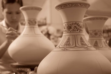 Sản xuất tại làng Gốm Bát Tràng. 