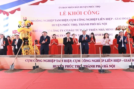 Các đại biểu khởi công dự án. 