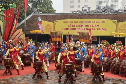 Biểu diễn nghệ thuật chào mừng lễ hội.