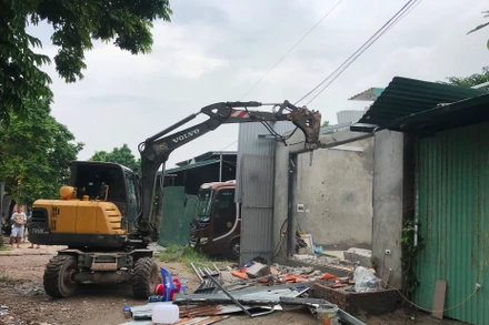 Lực lượng chức năng quận Tây Hồ phá dỡ công trình vi phạm trật tự xây dựng tại phường Tứ Liên. 
