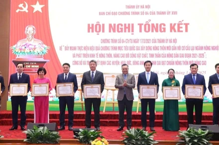 Chủ tịch Ủy ban nhân dân thành phố Hà Nội Trần Sỹ Thanh trao Bằng khen của Ban Thường vụ Thành ủy tặng các tập thể và cá nhân có thành tích xuất sắc. 