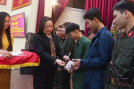 Lãnh đạo huyện Ứng Hòa (Hà Nội) tặng quà các thanh niên.