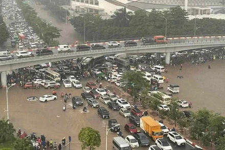 Ngập sâu tại ngã tư Cổ Linh - Đàm Quang Trung. 