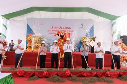 Các đại biểu tham gia lễ khởi công. 