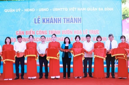 Các đại biểu cắt băng khánh thành vườn hoa Lê Trực.
