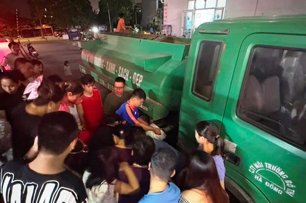 Người dân lấy nước từ xe bồn. 