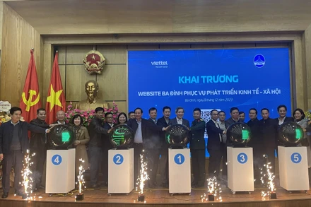 Các đại biểu khai trương cổng thông tin. 