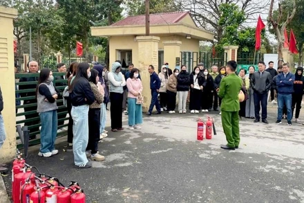 Lực lượng cảnh sát phòng cháy, chữa cháy hướng dẫn người dân huyện Thanh Trì kỹ năng an toàn cháy, nổ. 